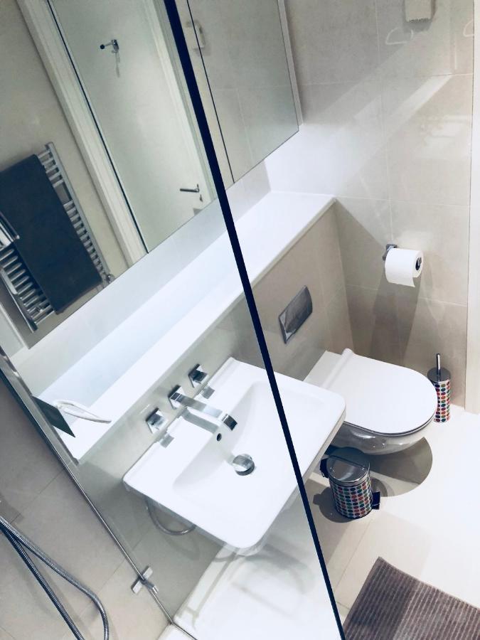 Ultra Modern Room Лондон Экстерьер фото