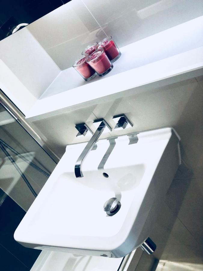 Ultra Modern Room Лондон Экстерьер фото