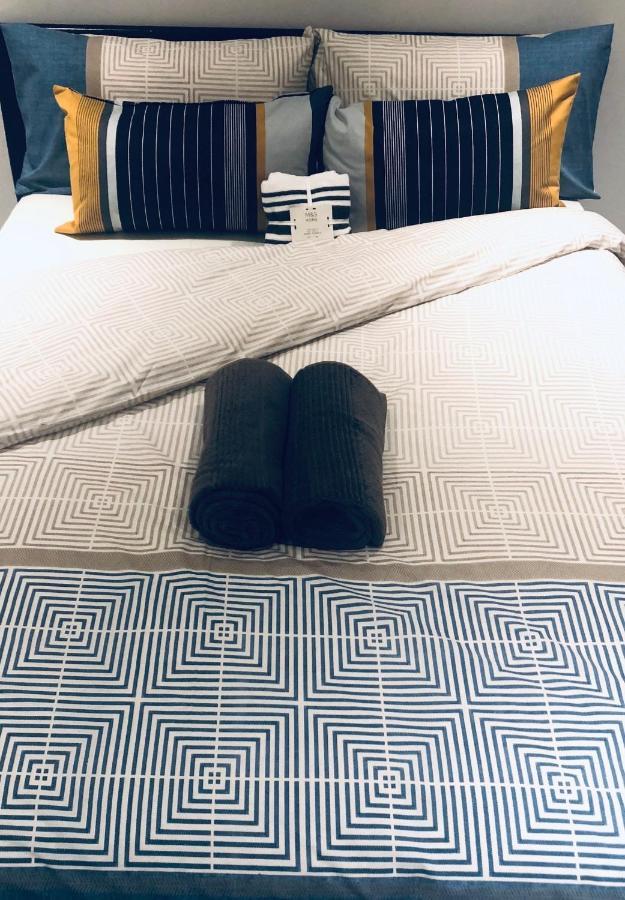 Ultra Modern Room Лондон Экстерьер фото