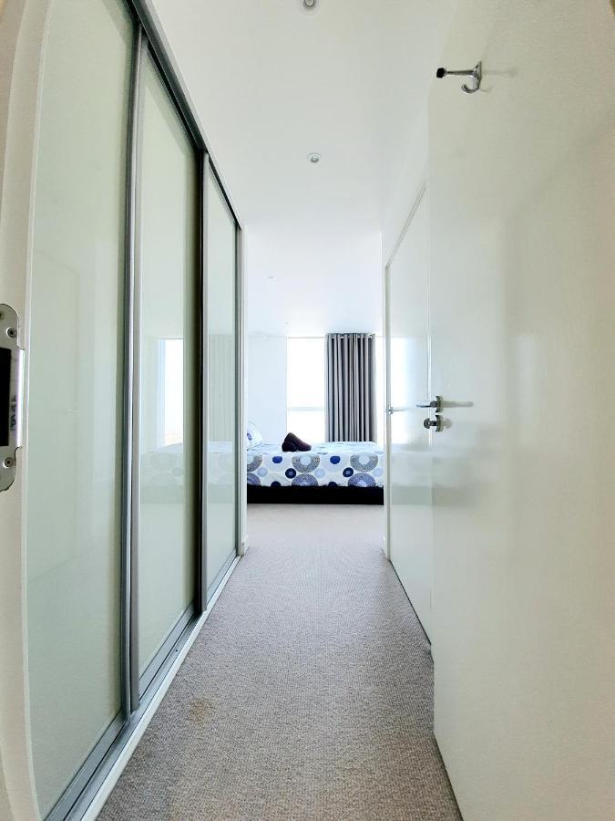 Ultra Modern Room Лондон Экстерьер фото